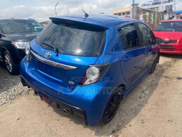 Toyota Vitz 1.5 FWD 3dr 2015 Blue · Photo 5