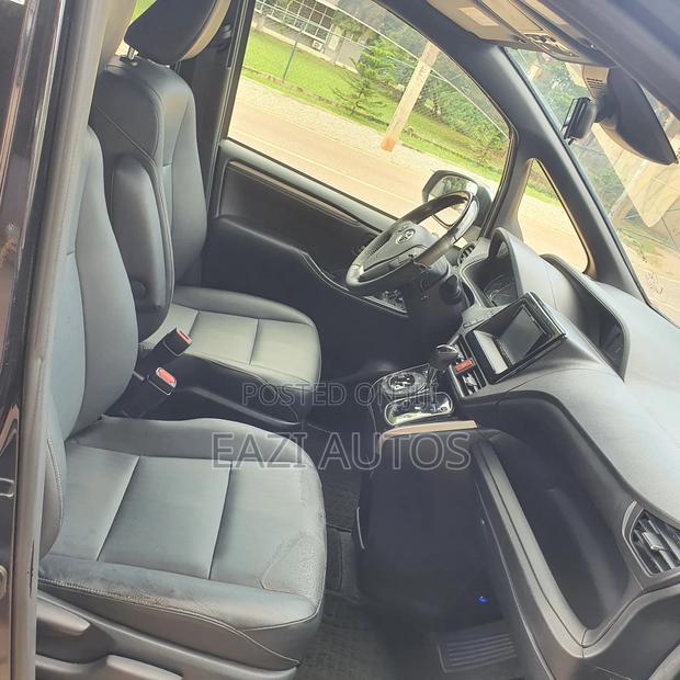 Toyota Esquire 2016 · Photo 6