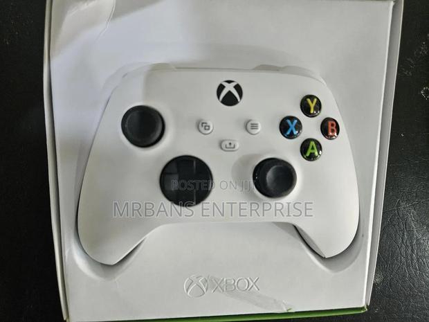 Xbox Series S Controller Brand New in Box · Photo 3