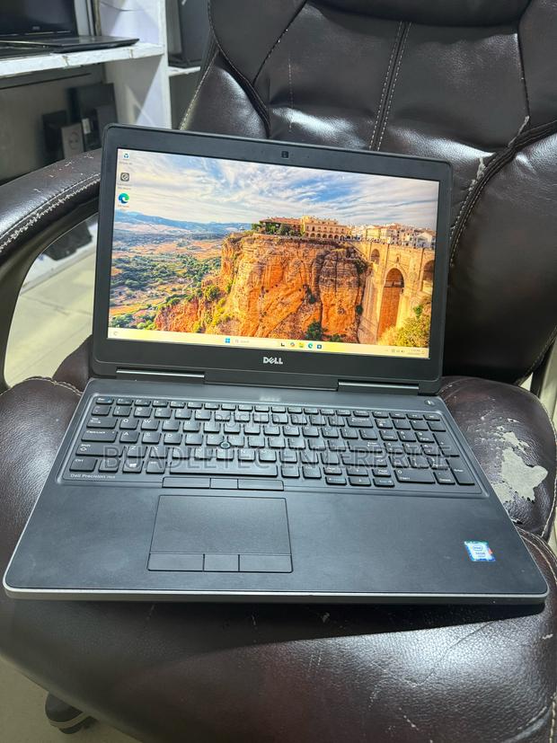 Laptop Dell Precision 7510 32GB Intel Xeon SSD 512GB · Photo 1