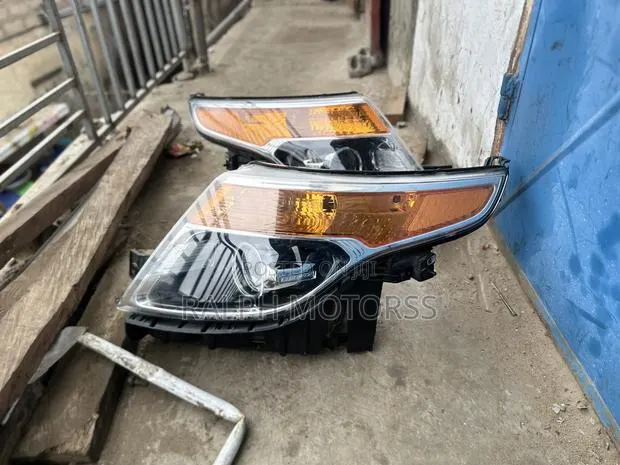Ford Explorer 2012 -2015 Headlight Pair · Photo 1