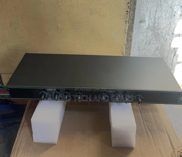DBX 233/233xl Stereo 2-Way/Mono 3-Way Crossover · Photo 3