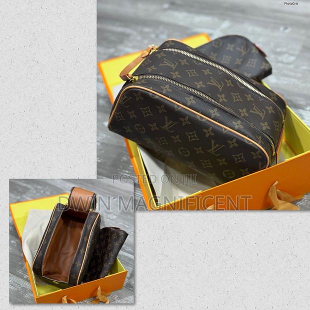 Original Lv Monogram Pouch · Photo 2