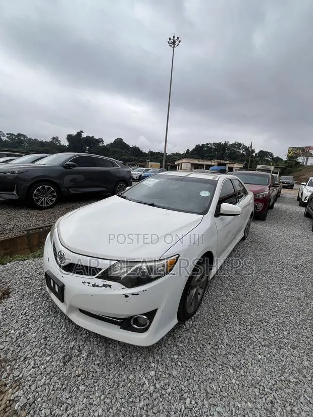 Toyota Camry SE 4dr Sedan (2.5L 4cyl 6A) 2014 White · Photo 1