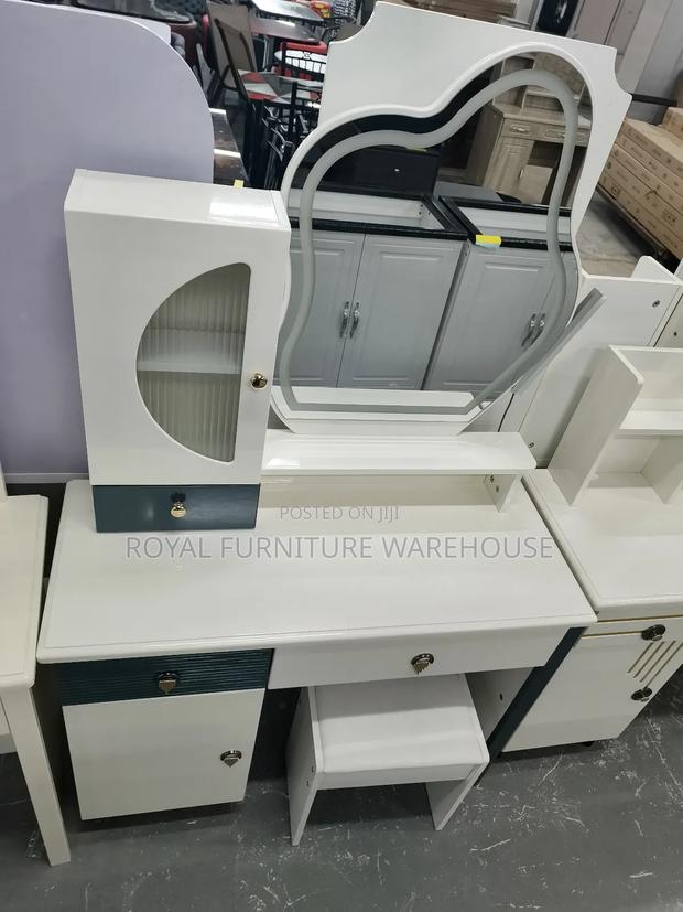 Foreign Type Dressing Table With Light Mirror · Photo 1
