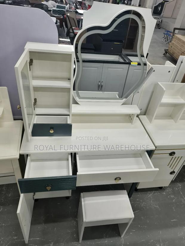 Foreign Type Dressing Table With Light Mirror · Photo 2