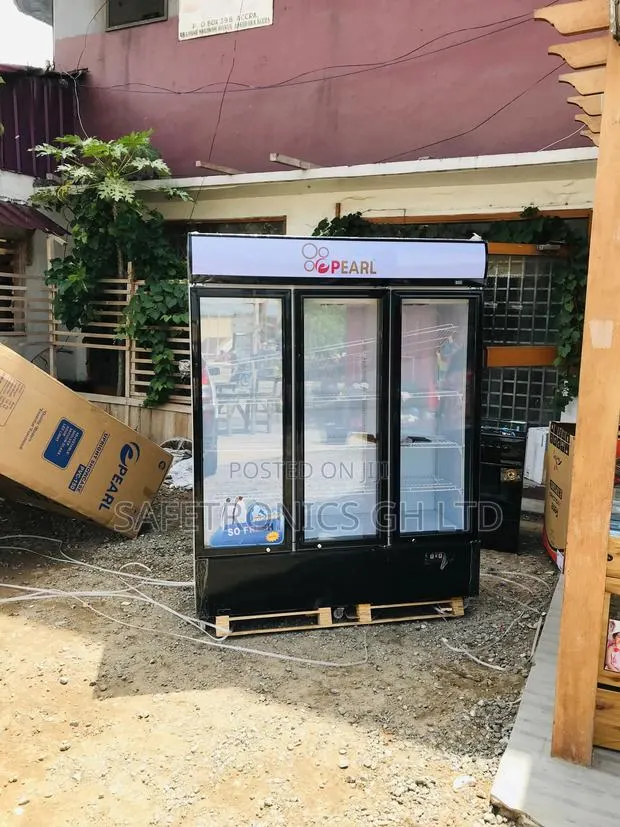 Lockable Pearl PVC-150 3 Doors Glass Display Fridge · Photo 1