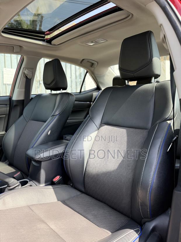 Toyota Corolla SE 4dr Sedan (1.8L 4cyl CVT) 2017 Red · Photo 8