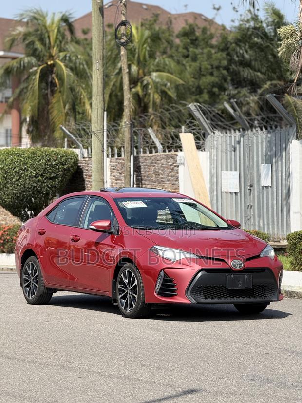 Toyota Corolla SE 4dr Sedan (1.8L 4cyl CVT) 2017 Red · Photo 3