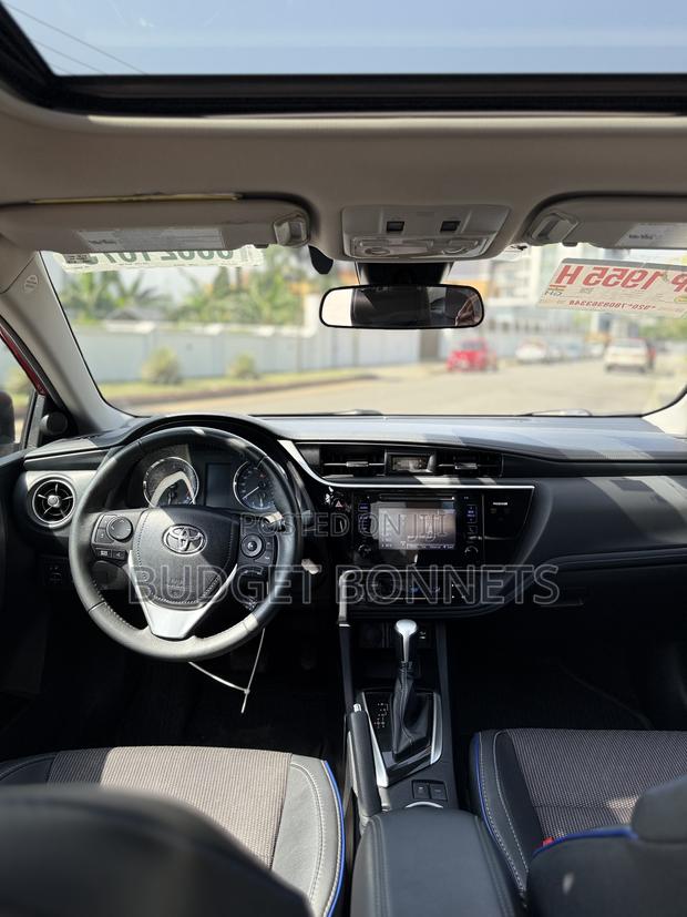 Toyota Corolla SE 4dr Sedan (1.8L 4cyl CVT) 2017 Red · Photo 6