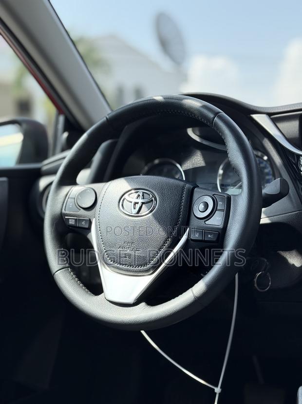Toyota Corolla SE 4dr Sedan (1.8L 4cyl CVT) 2017 Red · Photo 5
