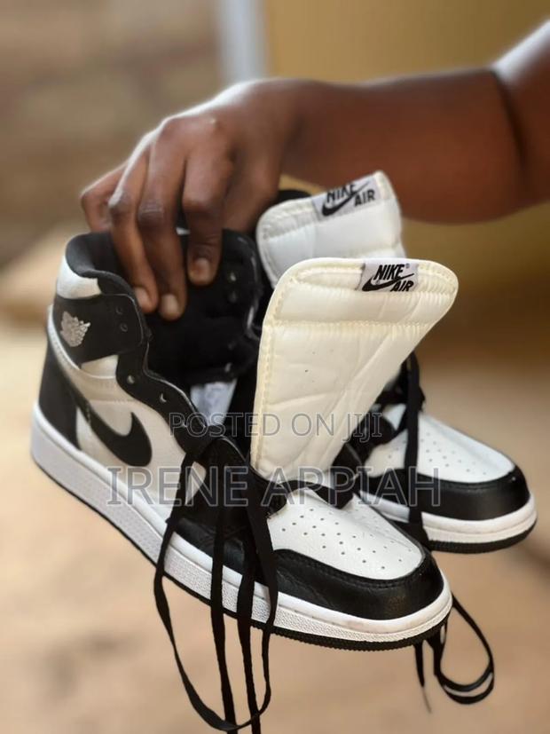 Nike Air Sneakers · Photo 2
