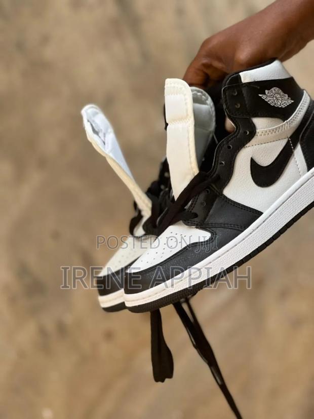 Nike Air Sneakers · Photo 3