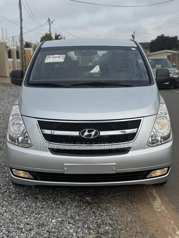 Hyundai Starex 2015 Silver · Photo 1