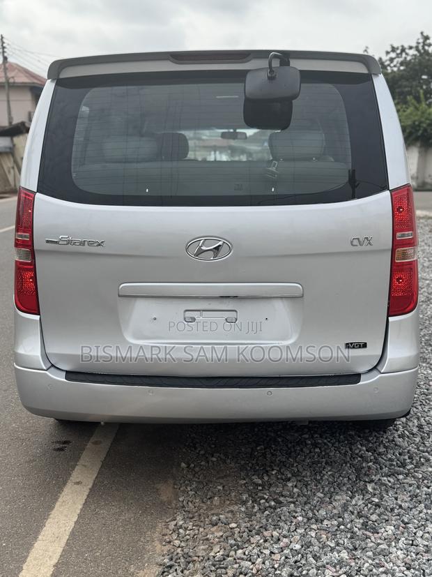 Hyundai Starex 2015 Silver · Photo 2