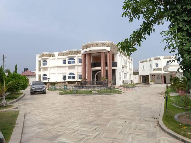 7bdrm House in Tema Com12 for sale · Photo 1