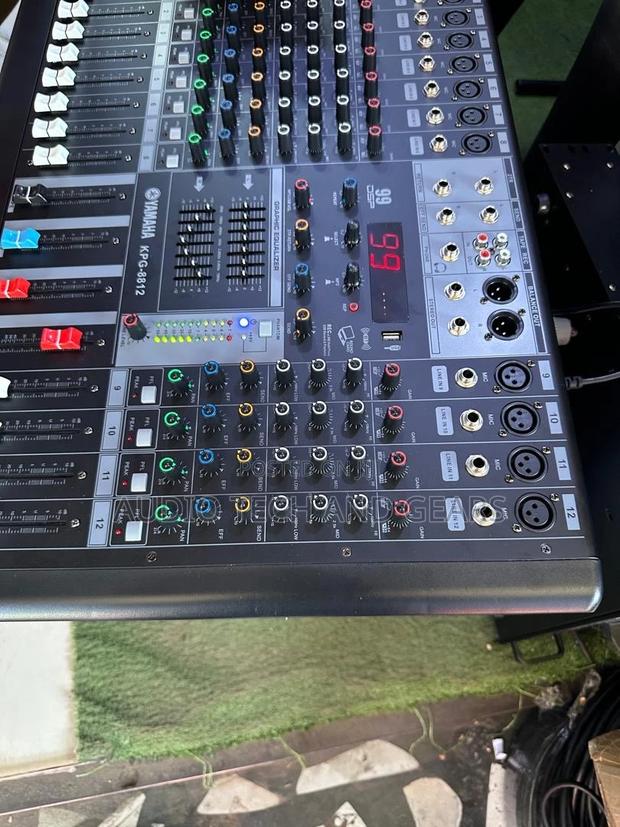 Yamaha KPG-8812 12 Channel Powered Mixer · Photo 2