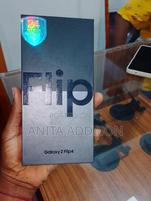 New Samsung Galaxy Z Flip4 256 GB Black · Photo 2