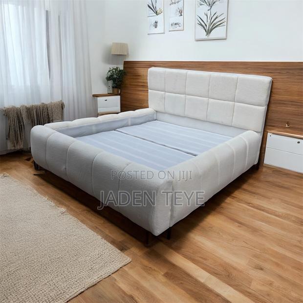 White Foamy Fabric Queen Size Bed · Photo 1