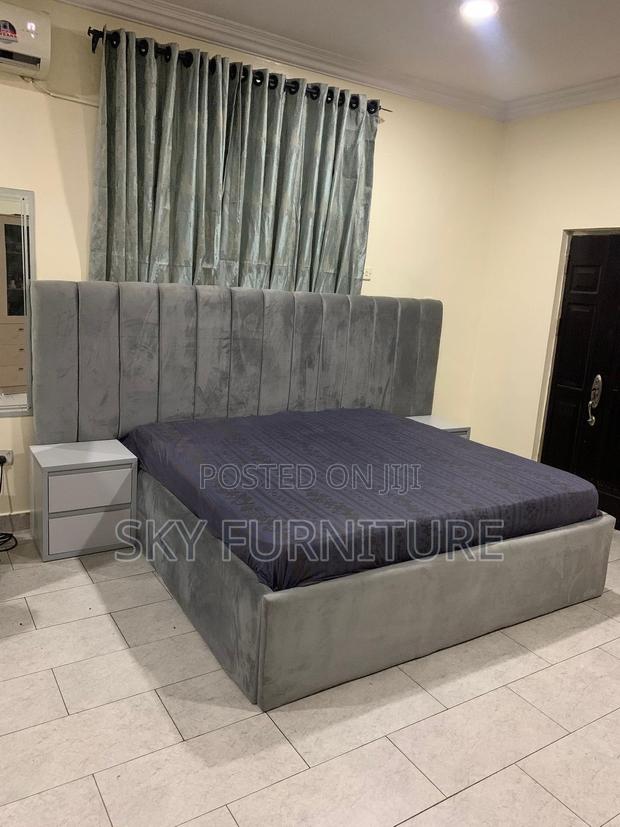 Stuffing Queen-Size Bed Frame Oversized With Side Drawers Mattress · Photo 1