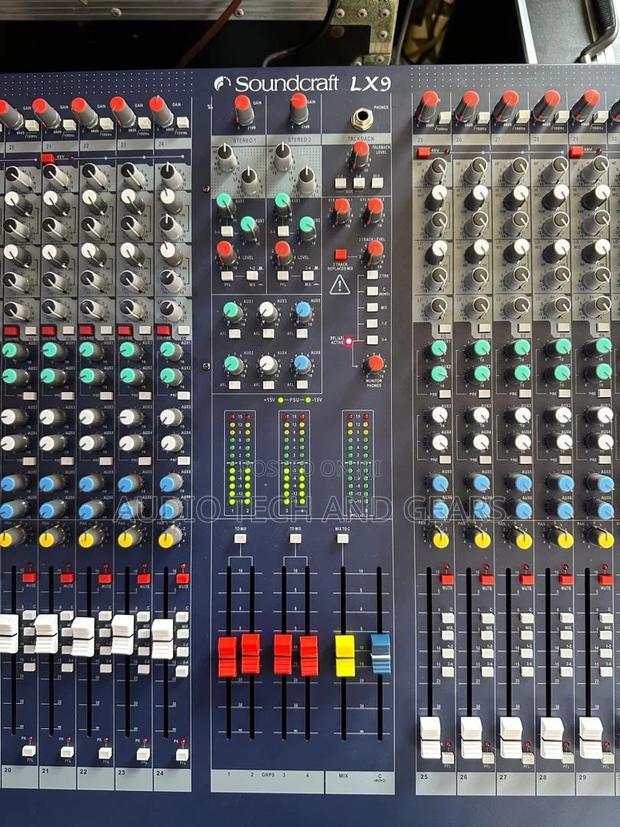 Soundcraft Lx9 24 Channel Mixer · Photo 1