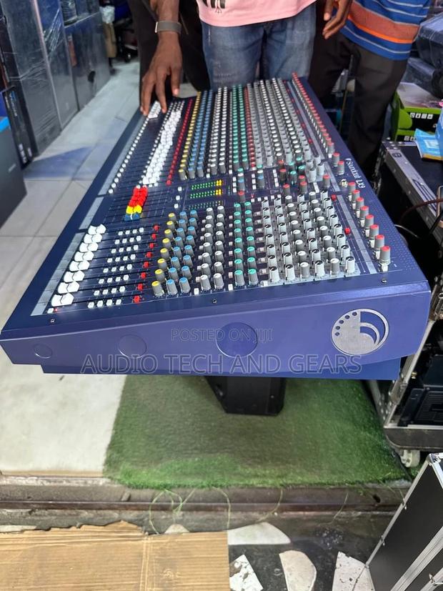 Soundcraft Lx9 24 Channel Mixer · Photo 3