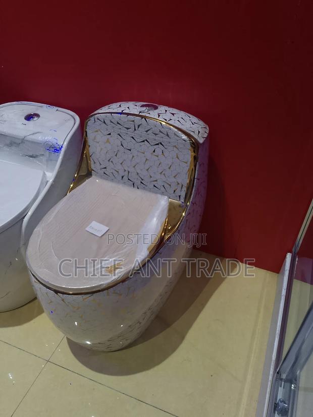 Designer Toilet Seat Wc White and Gold · Photo 2