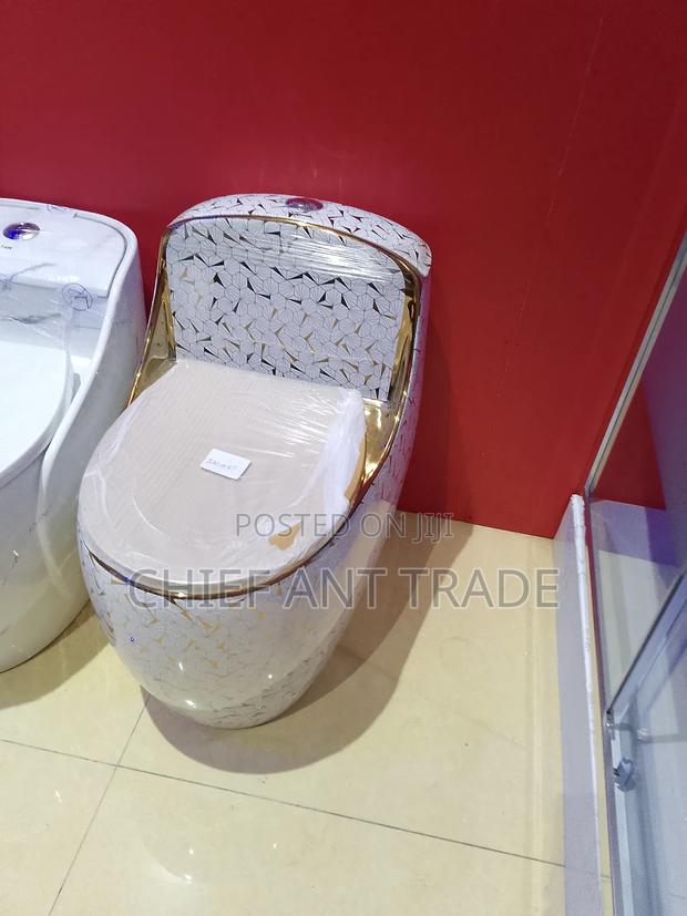Designer Toilet Seat Wc White and Gold · Photo 1