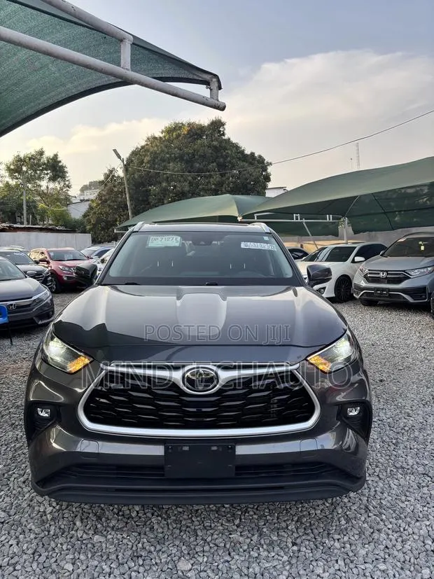 Toyota Highlander XLE 2022 Gray