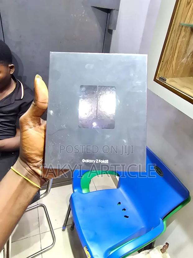 New Samsung Galaxy Z Fold 5 256 GB Gold · Photo 2