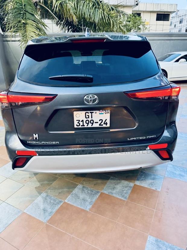 Toyota Highlander XLE AWD 2023 Gray · Photo 2
