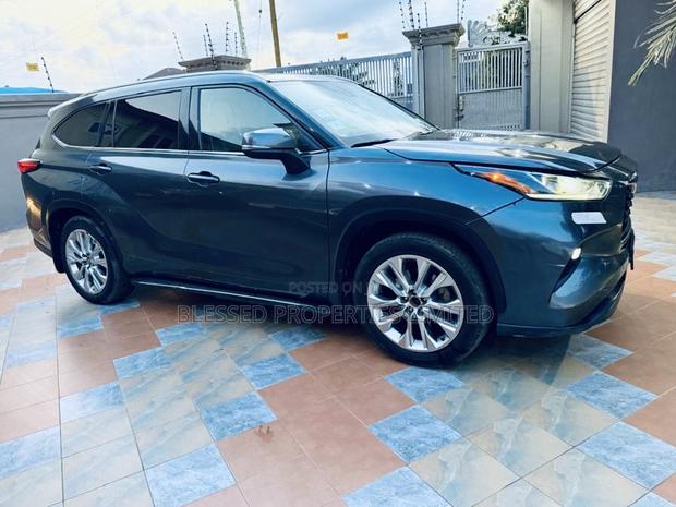 Toyota Highlander XLE AWD 2023 Gray · Photo 3