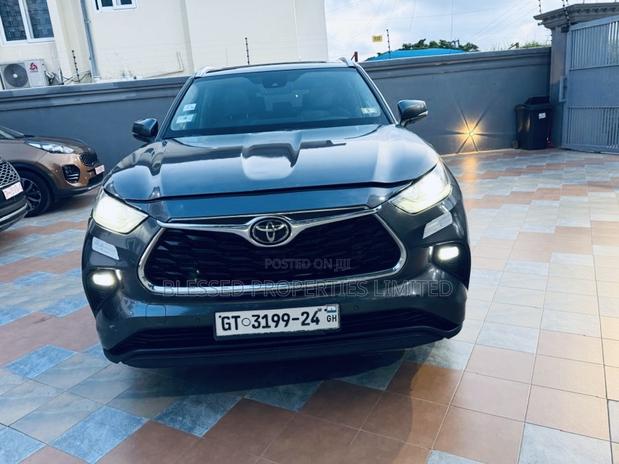 Toyota Highlander XLE AWD 2023 Gray · Photo 1