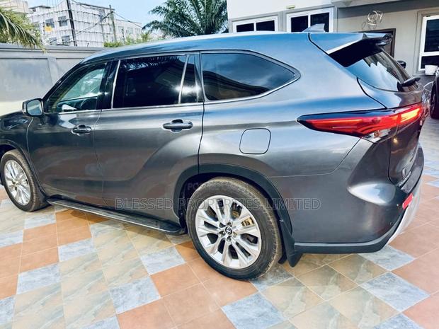 Toyota Highlander XLE AWD 2023 Gray · Photo 4