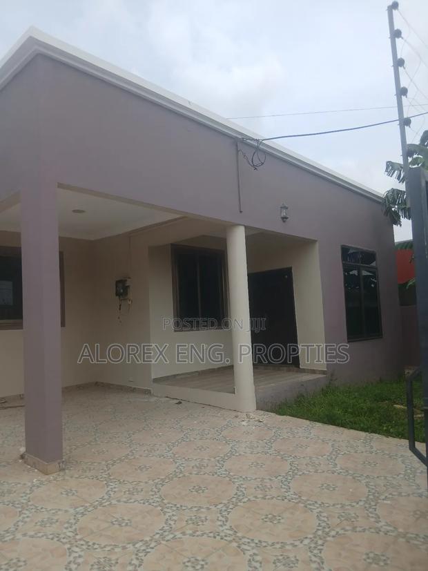 3bdrm House in Self Compound, Abokobi for rent · Photo 2