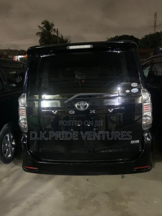 Toyota Voxy 2012 Black · Photo 4