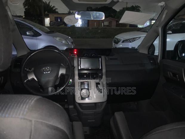 Toyota Voxy 2012 Black · Photo 5