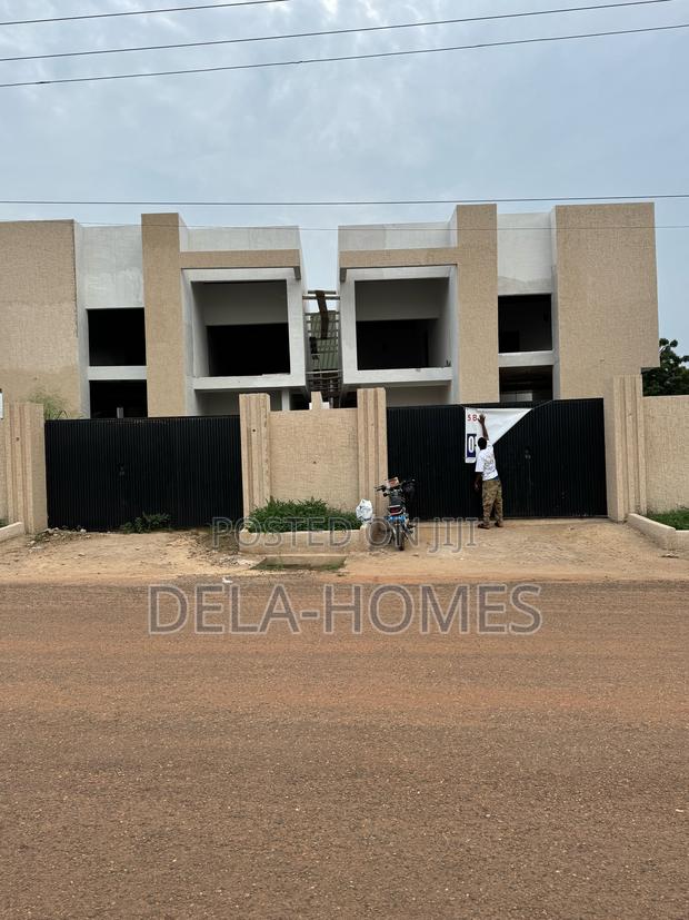 5bedroom Terraced Duplex for Sale at Oyarifa. · Photo 2