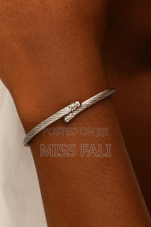 Twist Wire Bangle. Gold and Silver · Photo 2