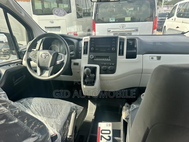 Toyota HiAce 2025 Silver · Photo 5