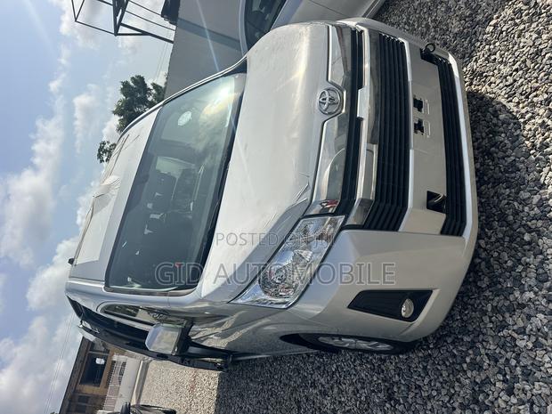 Toyota HiAce 2025 Silver · Photo 1