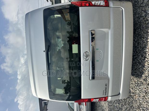 Toyota HiAce 2025 Silver · Photo 3