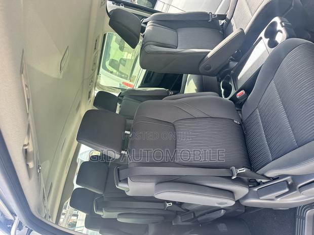 Toyota HiAce 2025 Silver · Photo 7