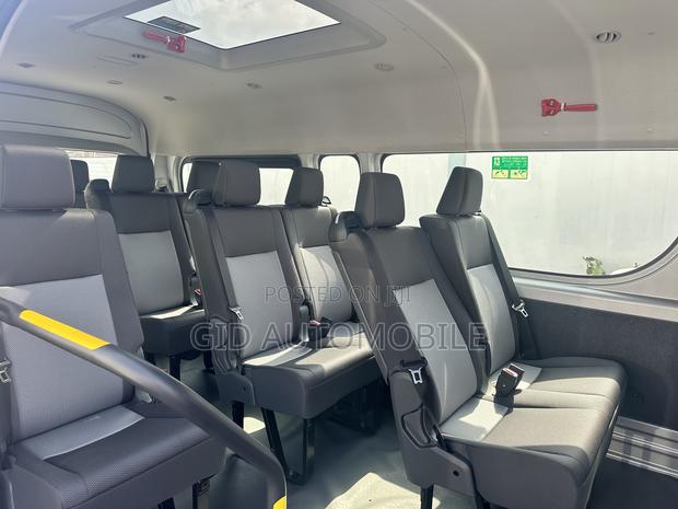 Toyota HiAce 2025 Silver · Photo 4