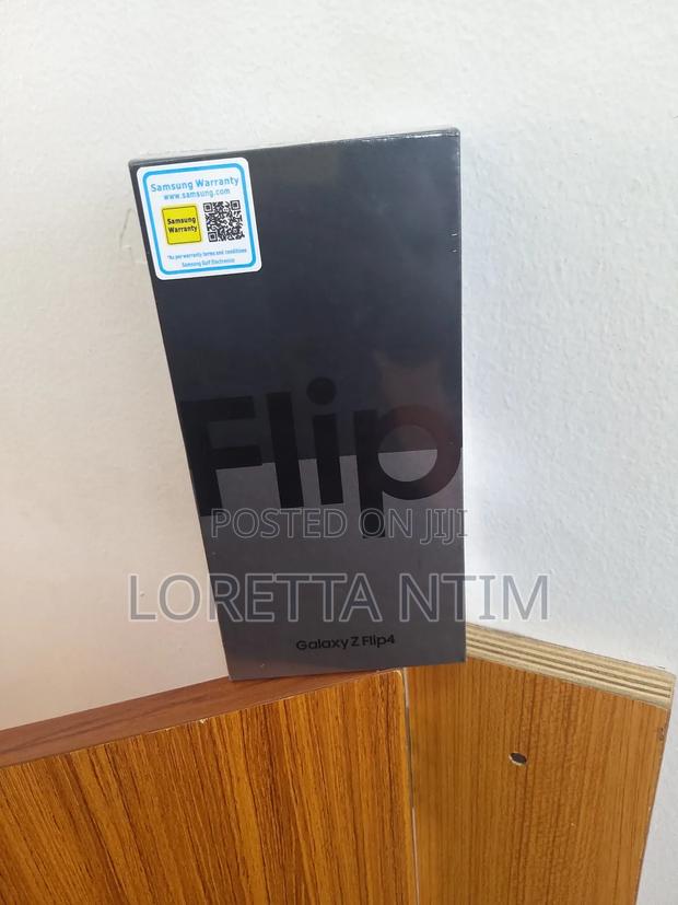 New Samsung Galaxy Z Flip4 256 GB Black · Photo 2