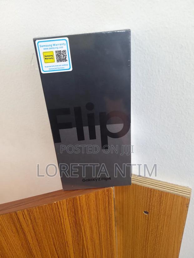 New Samsung Galaxy Z Flip4 256 GB Black · Photo 1