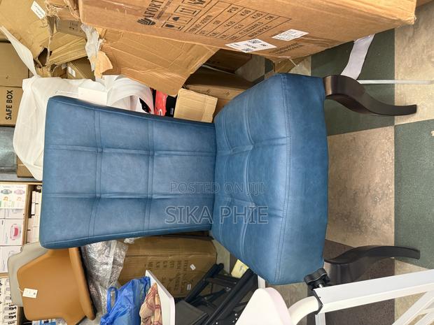 Luxurious Chair for Home or Office · Photo 2