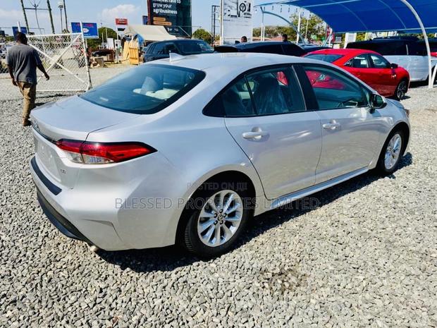 Toyota Corolla LE 2020 Gray · Photo 2