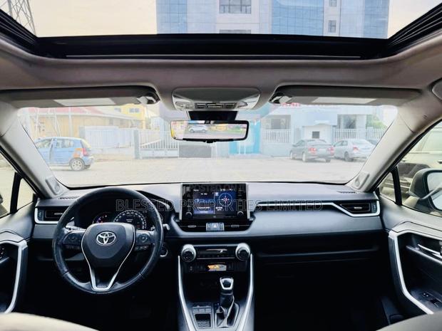 Toyota RAV4 Limited 2021 Gray · Photo 6