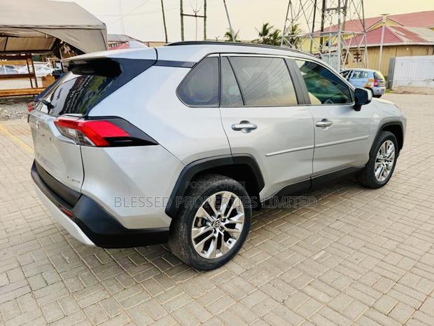 Toyota RAV4 Limited 2021 Gray · Photo 3